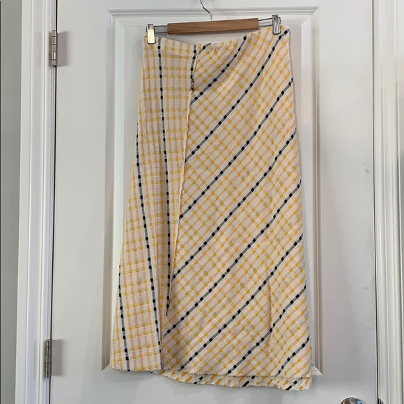 REMOVING ITEM FROM POSH ON APRIL 30 
Zara MIDI Skirt - Picture 1 of 2